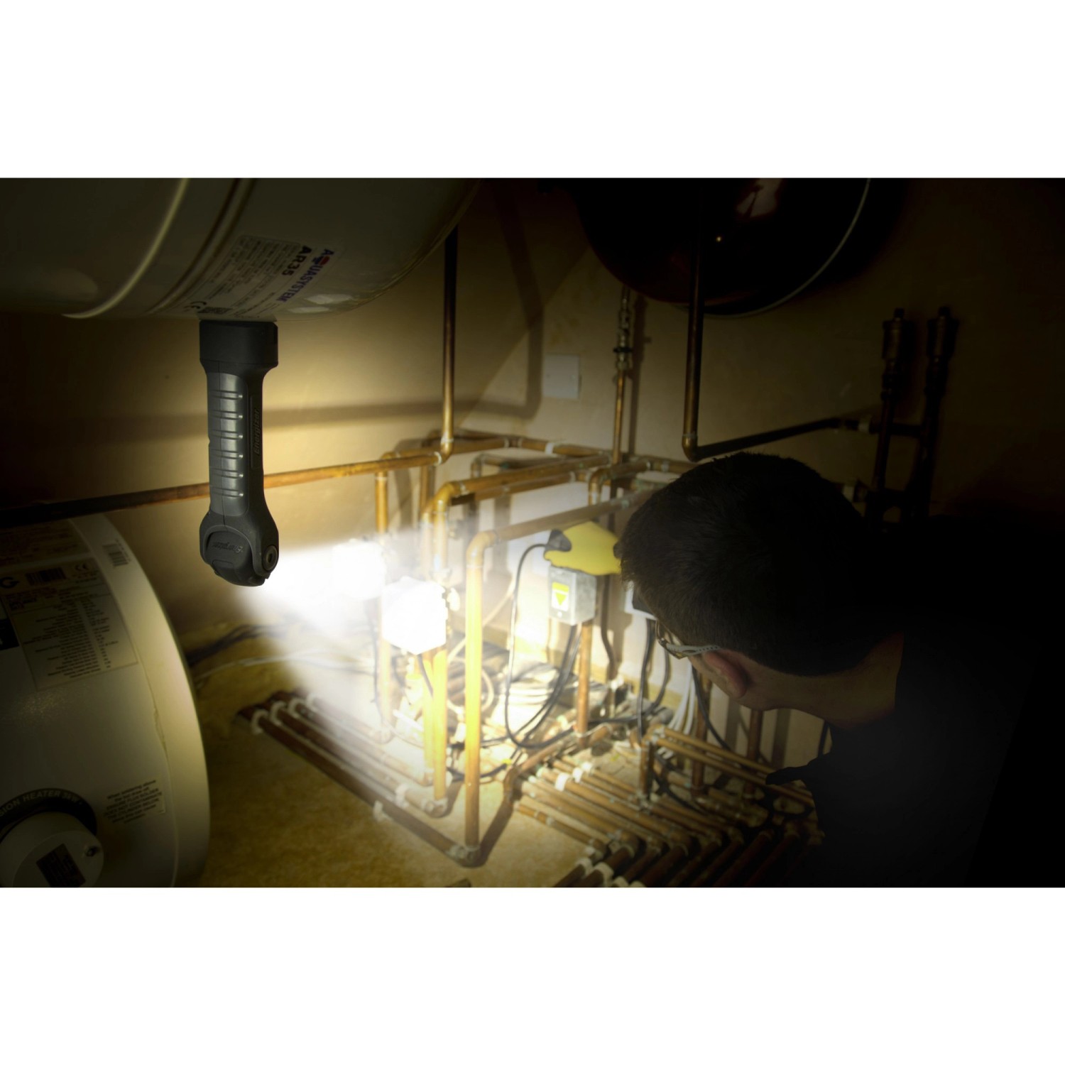 Energizer Hardcase Pivot Arbeitslampe mit Magnetfuß im Einsatz bei Reparaturarbeiten.