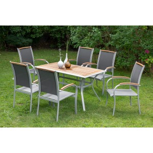 Merxx Siena Gartenmöbel-Set mit 6 Stapelsesseln und Tisch (140x80 cm) auf Rasen.