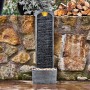 Grauer Teamson Home Wasserfallbrunnen (98 cm) mit LED-Beleuchtung und Kieselbasis für den Garten.