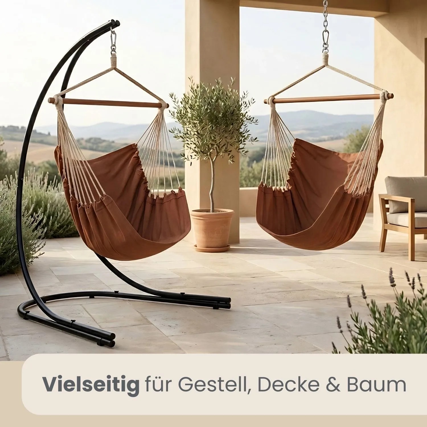 Brauner AMANKA Hängesessel aus Baumwolle auf Gestell und hängend auf Terrasse. Ideal für Garten.