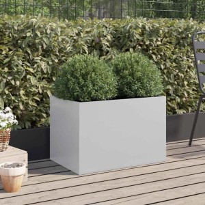 Silberner, rechteckiger Pflanzkübel aus verzinktem Stahl mit grünen Pflanzen auf Holzterrasse.