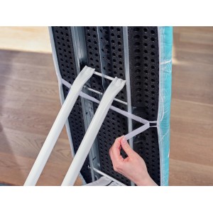 Detailansicht des Leifheit Bügeltischbezugs Thermo Reflect M mit Befestigung am Bügelbrett.