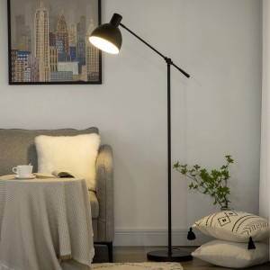Schwarze, höhenverstellbare HOMCOM Stehlampe im Industrie-Design neben Sofa.