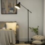 Schwarze, höhenverstellbare HOMCOM Stehlampe im Industrie-Design neben Sofa.