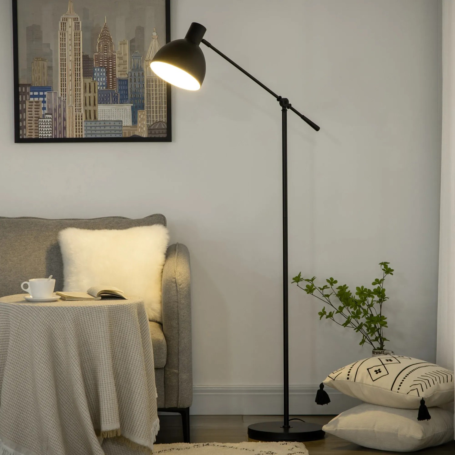 Schwarze, höhenverstellbare HOMCOM Stehlampe im Industrie-Design neben Sofa.