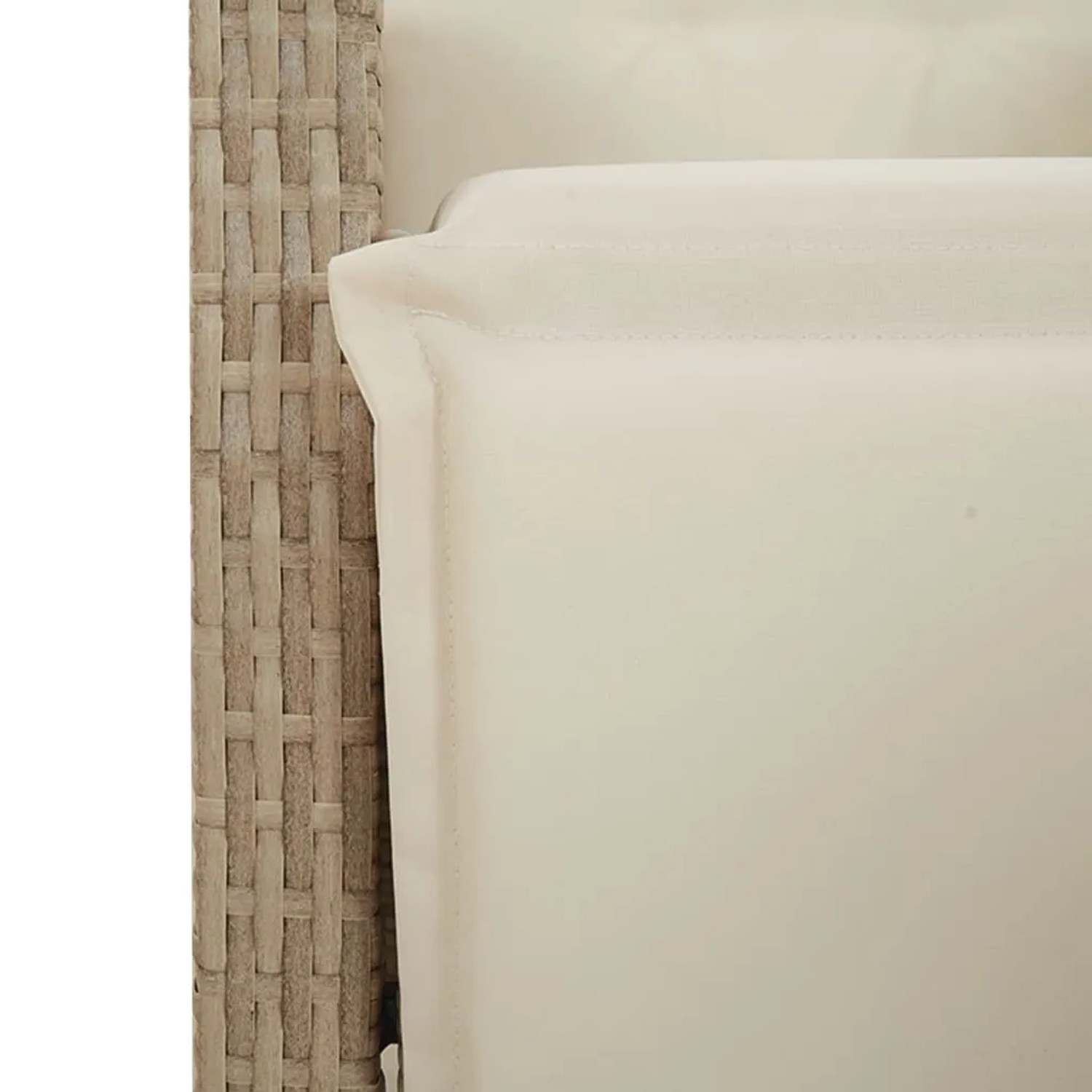 Detailaufnahme: Beige Poly Rattan Gartenstuhl mit cremefarbenem Kissen aus der vidaXL 9-tlg Essgruppe.