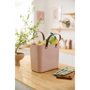 Rosa Rotho Multibag Albula Style 25 l Aufbewahrungsbox mit Lebensmitteln und braunen Tragegriffen.