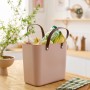 Rosa Rotho Multibag Albula Style 25 l Aufbewahrungsbox mit Lebensmitteln und braunen Tragegriffen.