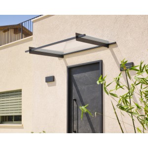 Modernes Palram Vordach Nancy in Anthrazit mit klarer Acrylglas-Platte am Hauseingang.