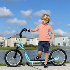 HOMCOM Kinderroller mit Luftreifen, hellblau, mit Kind vor Teich und Häusern.