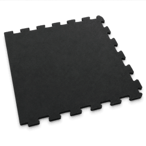 Schwarze Gummi Steckmatte 50x50 cm als Randstück. Robuste Bodenschutzmatte mit V-Interlocking-System für Werkstatt & Fitness.