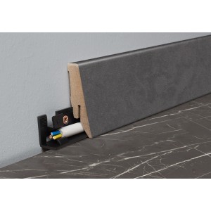 Kronoflooring Sockelleiste K58C Black Pietra Marble mit Clip-System und Kabelführung.