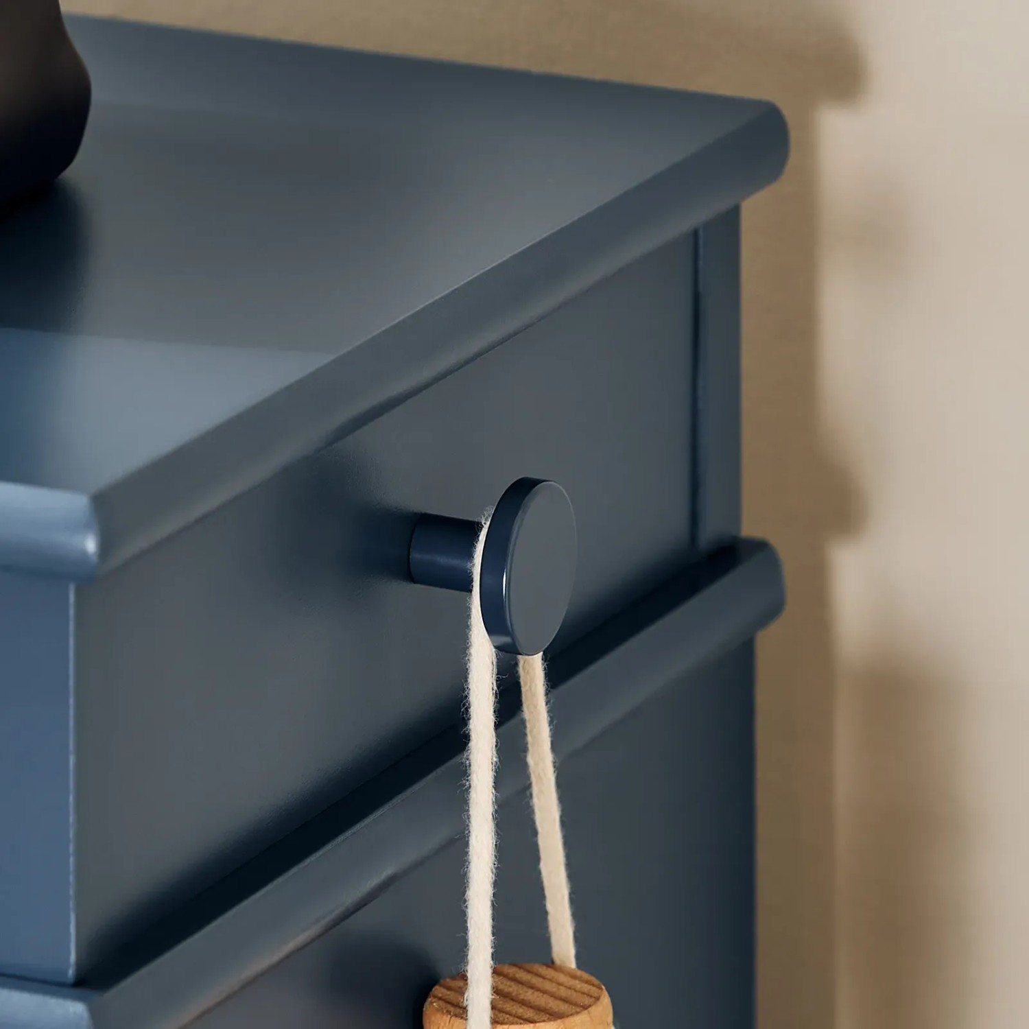 Detailansicht: Blauer SoBuy Schuhschrank FSR78-B mit Schublade und Haken.