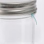 Nahaufnahme eines transparenten Einmachglases mit silbernem Schraubdeckel. Ein Pfeil zeigt auf den luftdichten Gummiring.