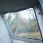 Innenansicht des hellgrauen Tunnelzelts mit Blick durch das feine Moskitonetzfenster auf die Natur. Pop-up Campingzelt.