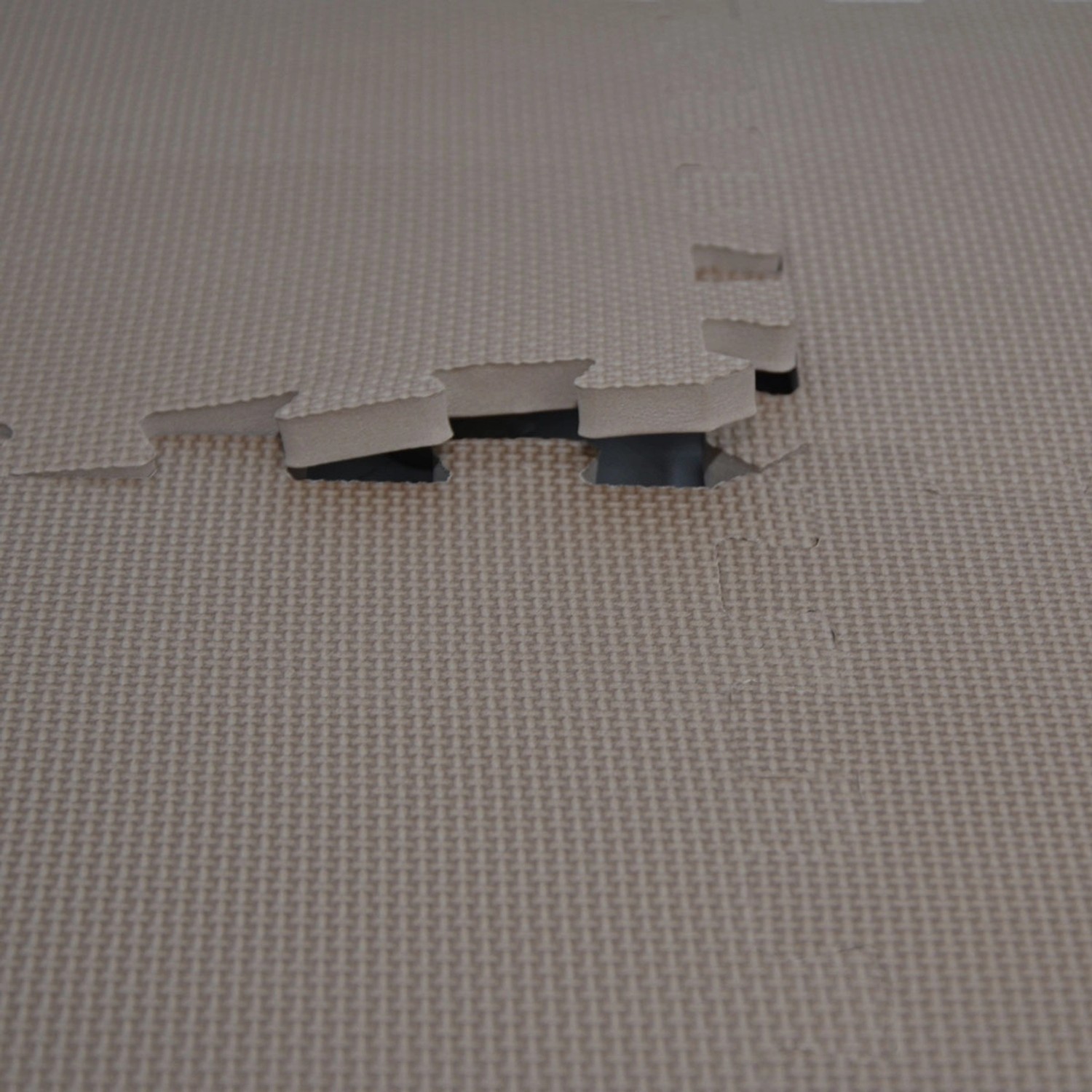 Detailaufnahme der LittleTom Puzzlematte in Beige, Braun und Pink, verbunden.