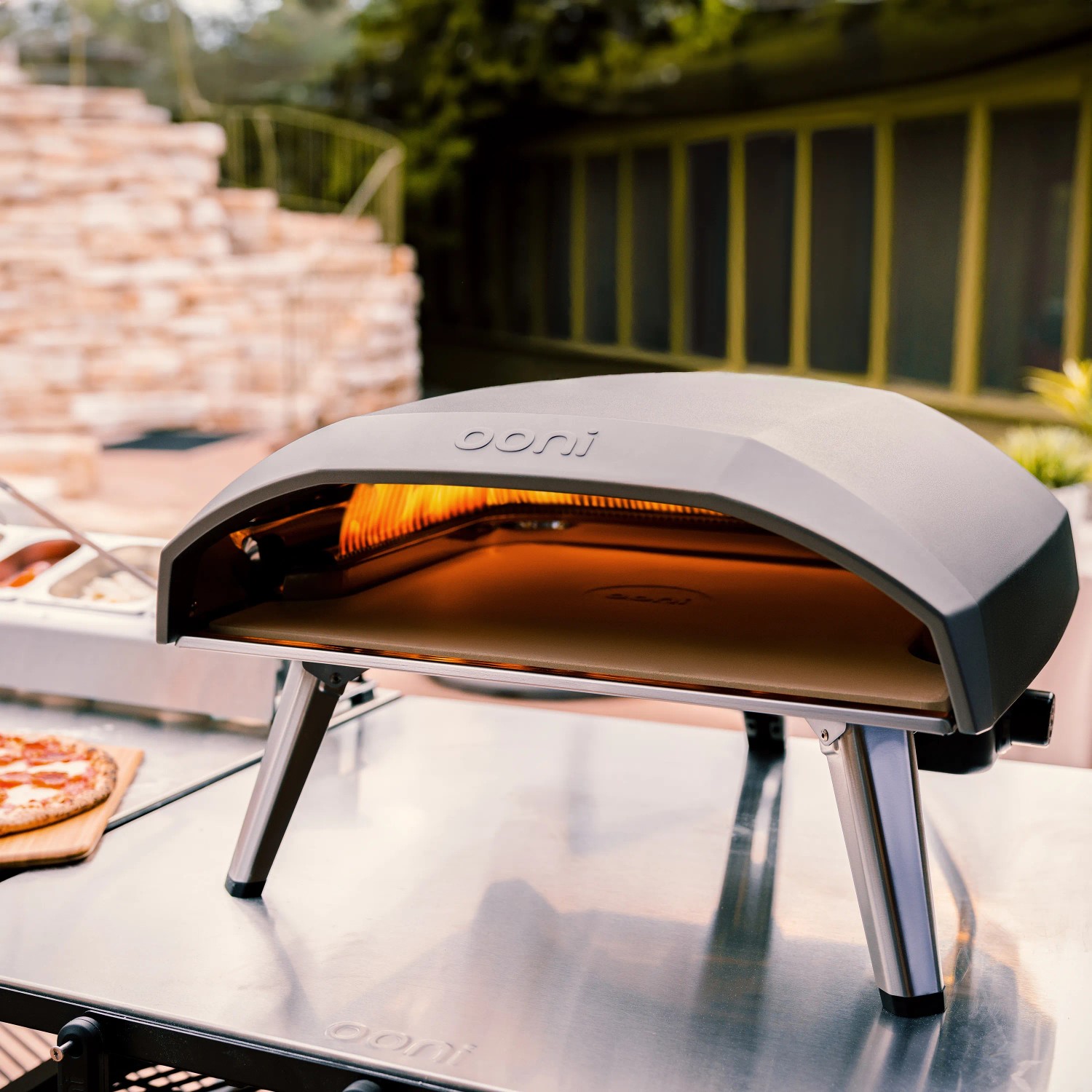 Ooni Koda 16 Gas Pizzaofen: Großer Pizzaofen mit Steinplatte und Gasflamme. Ideal für Garten und Terrasse.