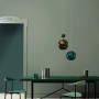 Raum mit ELLE DECORATION Wandfarbe Trailing Plant No. 323, Esstisch und Pendelleuchten.