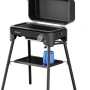 Campingaz Gasgrill Tour & Grill CV Plus mit Stahldeckel und Kartusche auf Ablage.