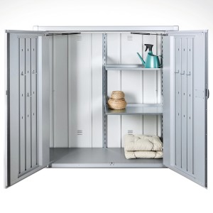 Offener, silberner Biohort Terrassenschrank Romeo Gr. L mit Regalen und Zubehör.