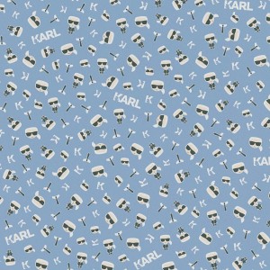 Modische, hellblaue Vliestapete mit Karl Lagerfeld Muster in Schwarz und Weiß für Schlafzimmer.