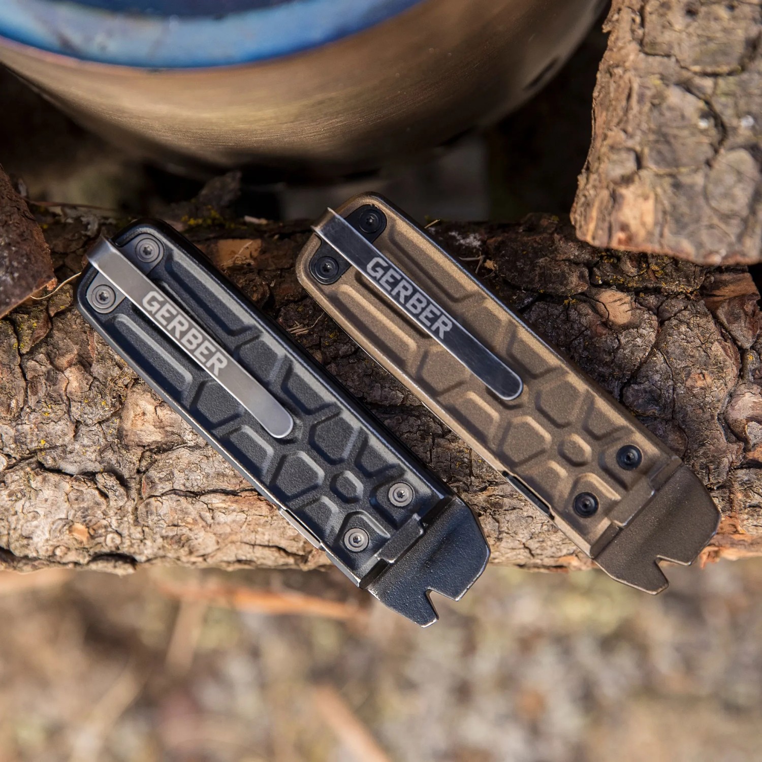 Gerber Lockdown Slim Pry Taschentool mit 7 Werkzeugen in Schwarz und Beige auf Holz.