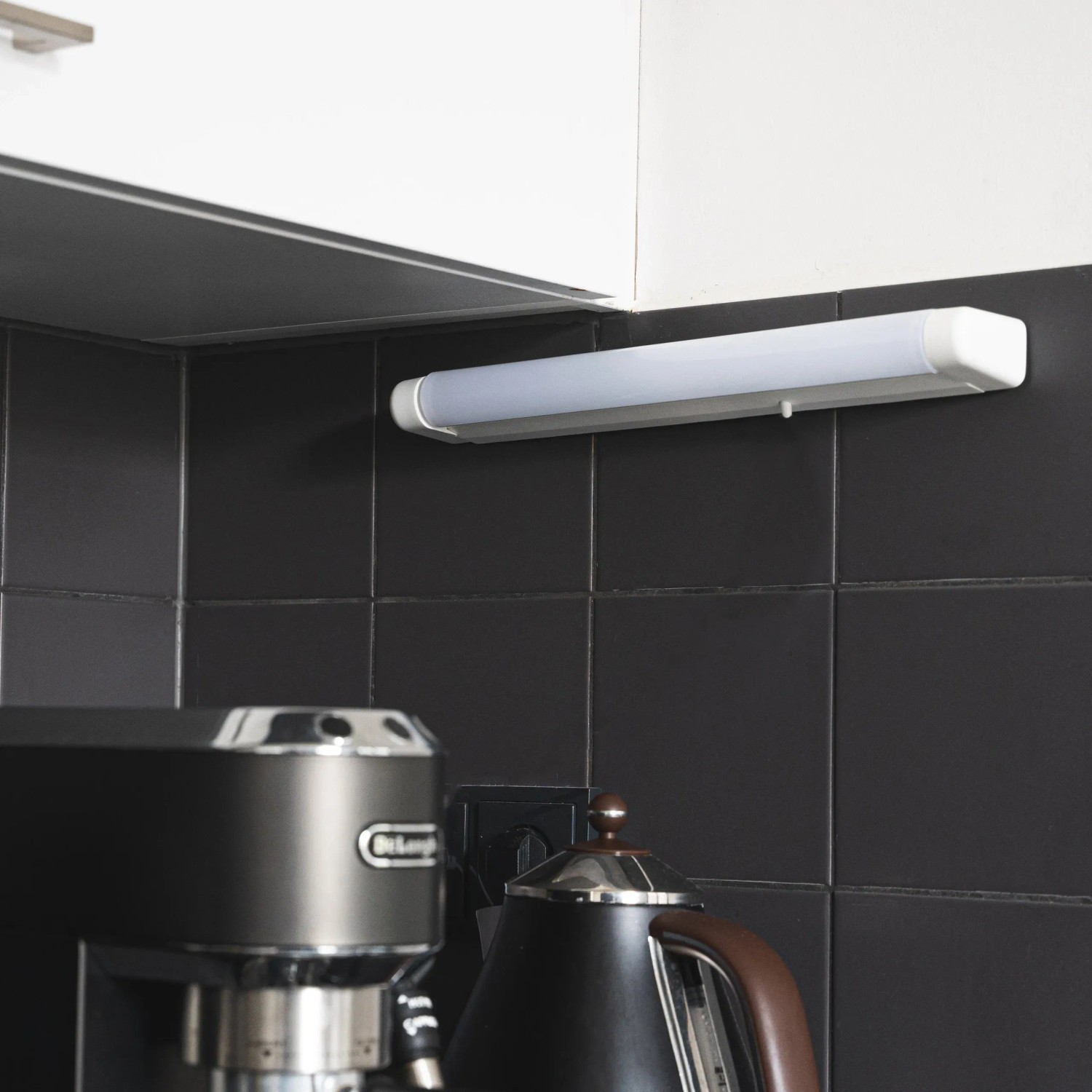 Weiße LED Unterbauleuchte mit S14s Fassung, 30cm, montiert unter einem Küchenschrank.