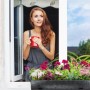 Grauer Relaxdays Blumenkasten Dachrinne aus Eisen mit bunten Blumen am Fenster. Für Balkon, Garten & Terrasse.