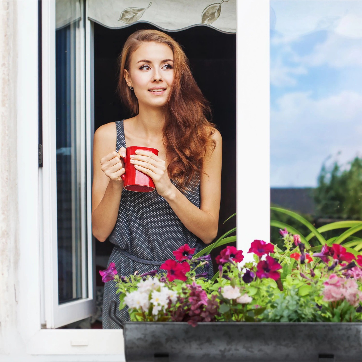 Grauer Relaxdays Blumenkasten Dachrinne aus Eisen mit bunten Blumen am Fenster. Für Balkon, Garten & Terrasse.