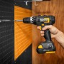 Texas 20V Schlagbohrmaschine IDX2000 beim Bohren in eine Wand. Akkuschrauber in Schwarz und Gelb.