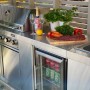 MyOutdoorKitchen Modul mit Kühlschrank und Schrank aus Edelstahl. Outdoorküche mit Getränken und Grill.