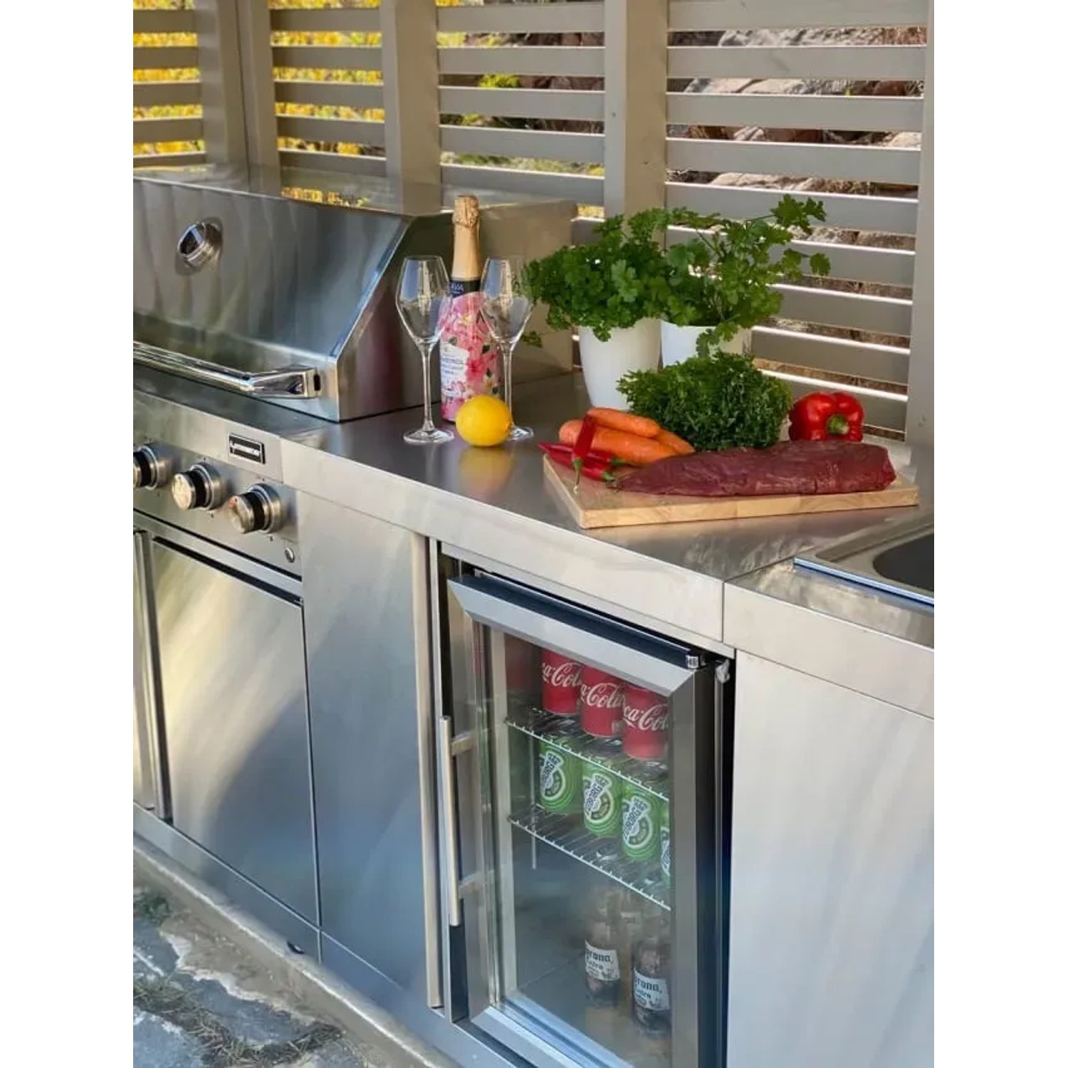 MyOutdoorKitchen Modul mit Kühlschrank und Schrank aus Edelstahl. Outdoorküche mit Getränken und Grill.