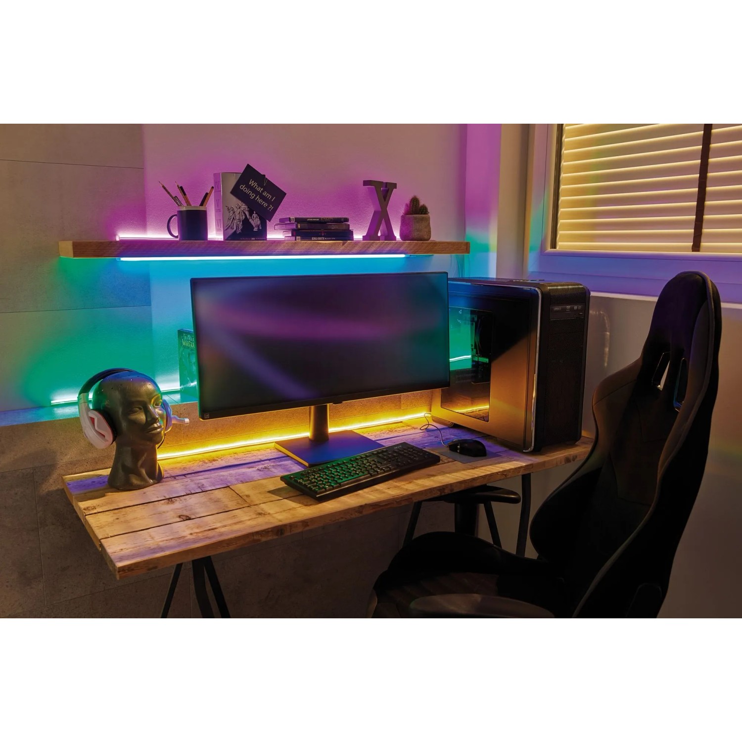 Paulmann Neon Colorflex LED-Streifen Set in Pink, Orange, Grün und Blau am Gaming-PC.