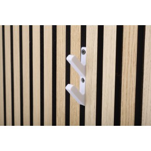 Weiße Denpanels 3D Haken für Akustikpaneele, 2er-Set, montiert an Holzpaneelwand.