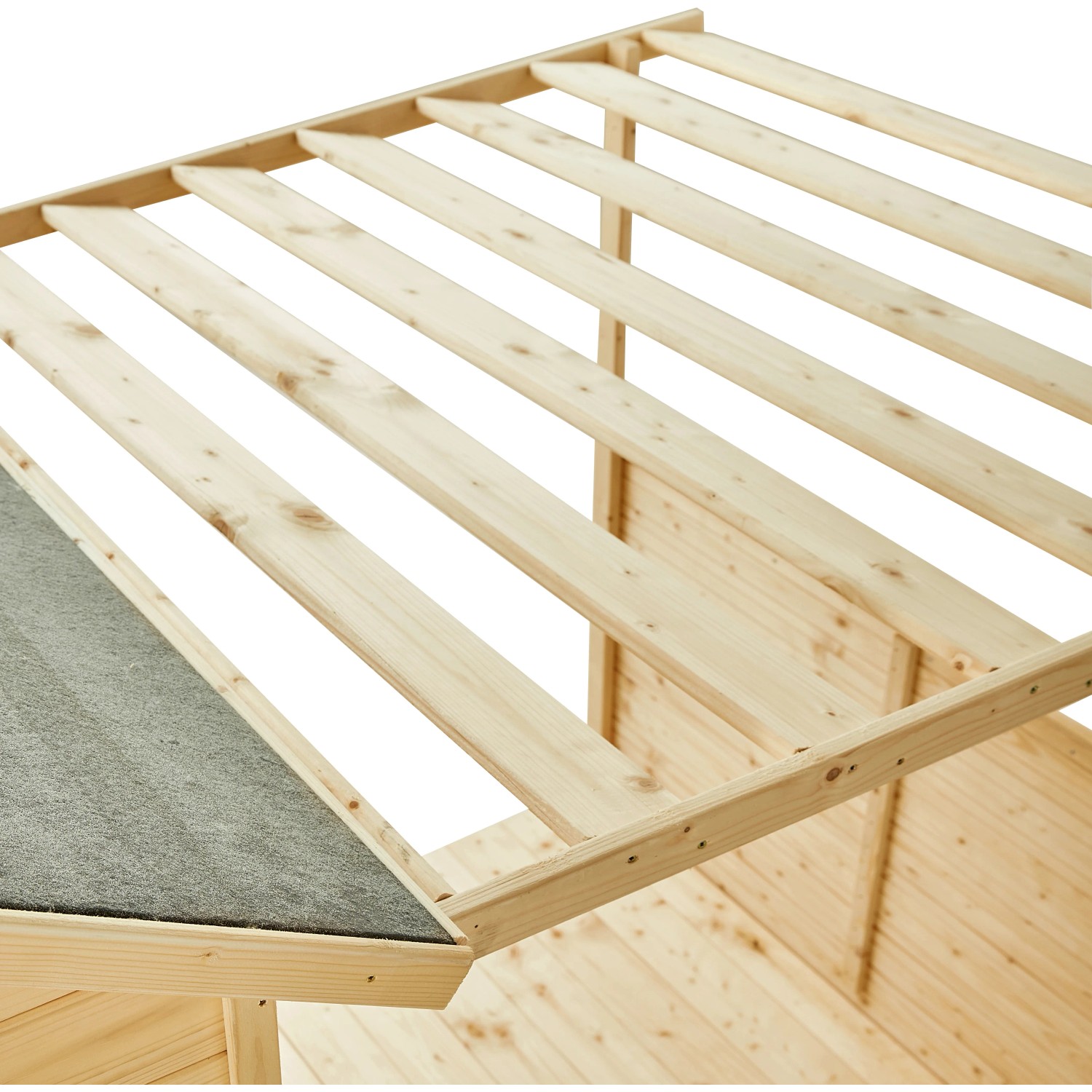 Detailansicht des Soulet Kinderspielhauses Eugenie mit Terrasse und Pergola aus hellem Holz.