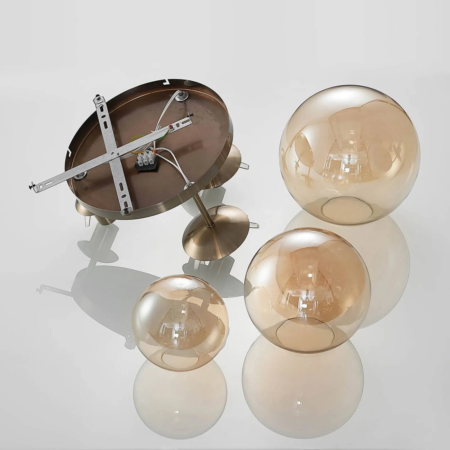 Moderne Lindby Deckenlampe Teeja in Creme mit 3 Glas-Kugeln für Wohnzimmer.