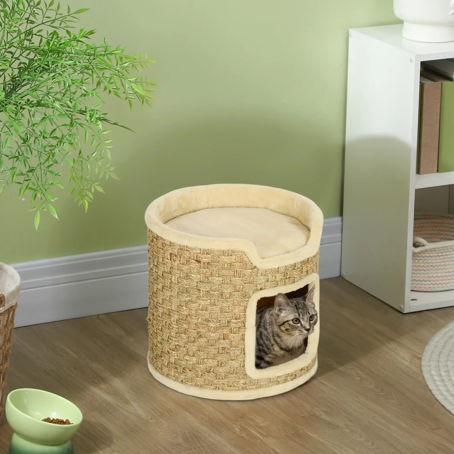 Khaki PawHut Kratztonne: Kratzbaum mit Liegefläche und Sisal, Katze schaut aus der Öffnung.