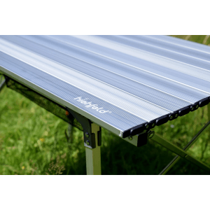 Highfeld Campingtisch aus Aluminium, silber, mit Ablagenetz und Faltfunktion.