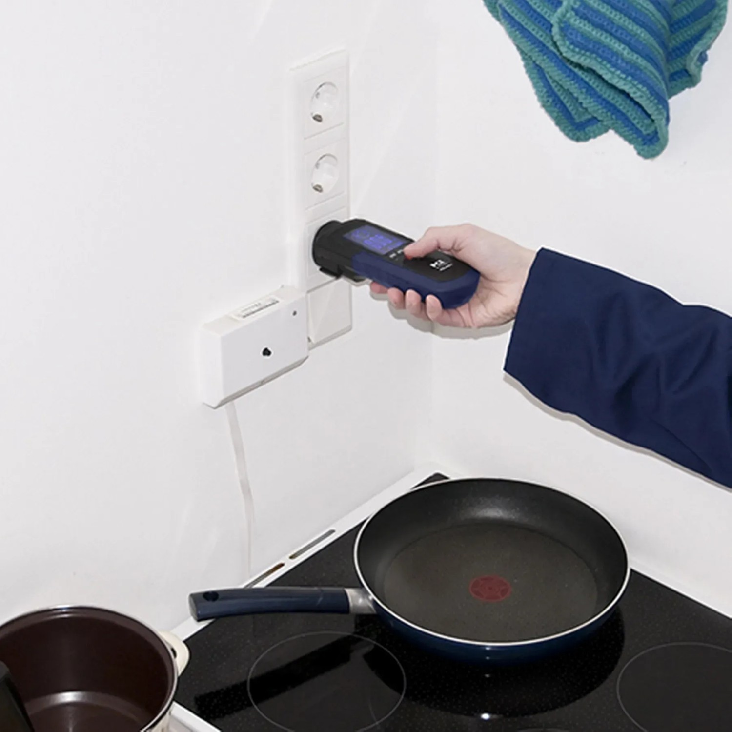 PCE Instruments Installationstester RCD 1 bei der Prüfung einer Steckdose in der Küche.