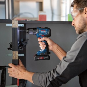 Bosch Professional Akku-Bohrschrauber GSR 18 V-55 Solo beim Bohren in Holz.