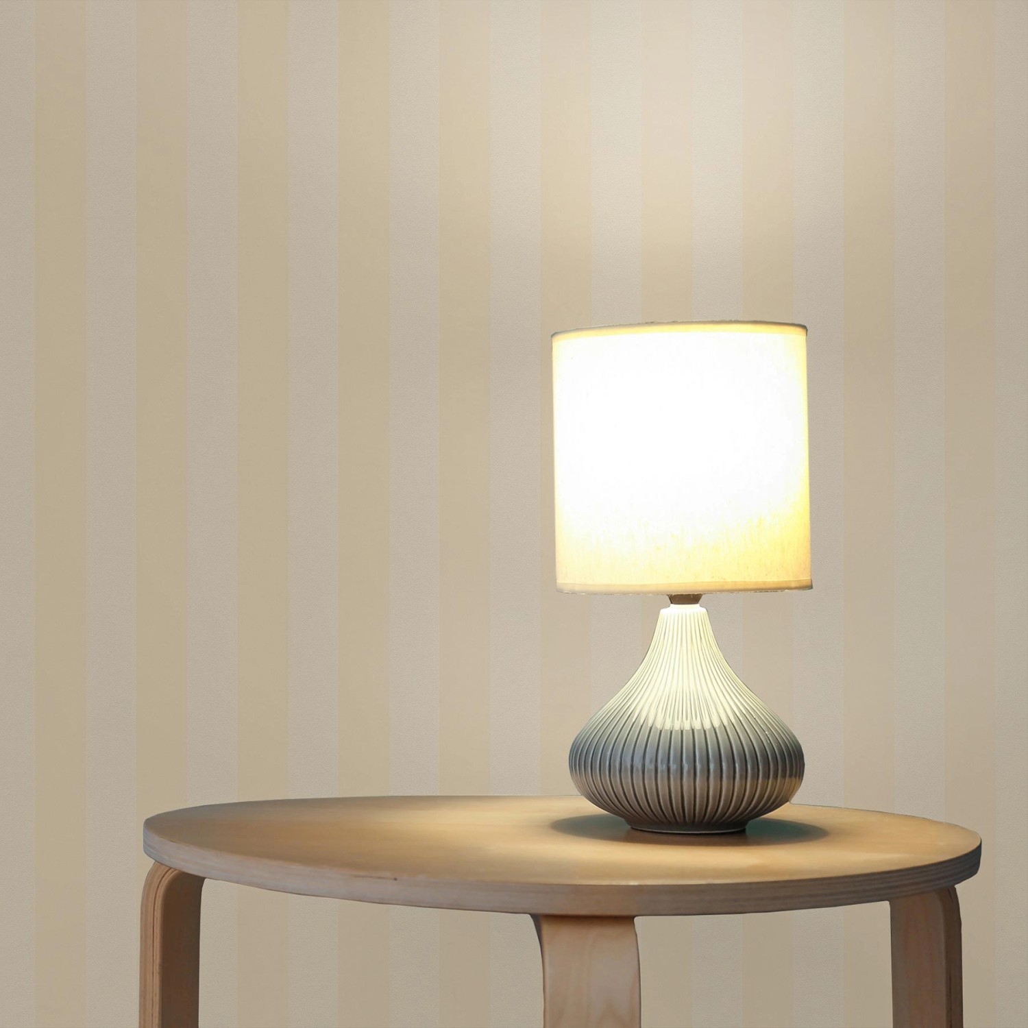 Gelbe Streifentapete von Tadessi, Modell Pepe M1 No 2942, im klassischen Stil an der Wand.