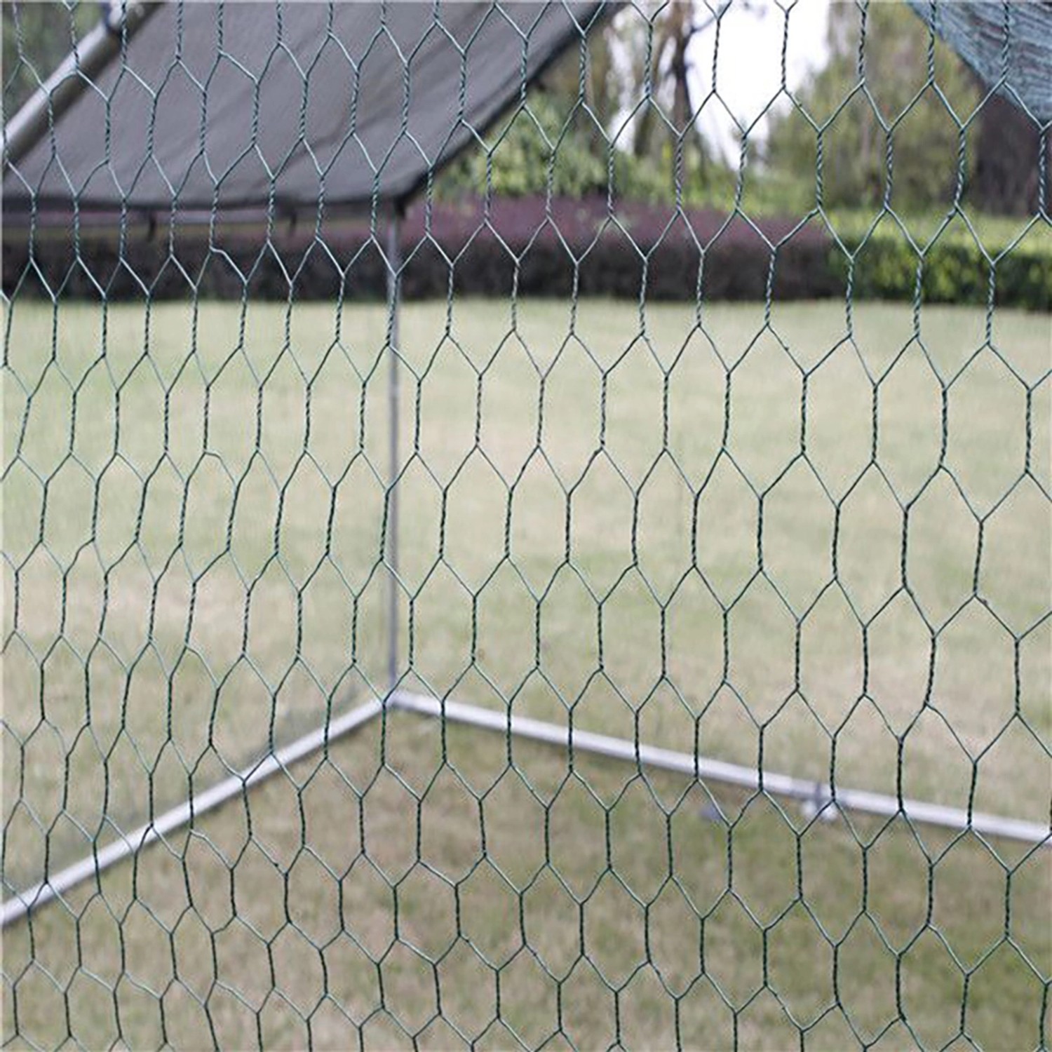 Detailaufnahme des Drahtgeflechts vom Zipper Heimtiergehege. Nagerstall mit Maschendraht.