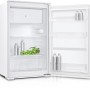 Offener, weißer Einbaukühlschrank mit Lebensmitteln. Ideal für die Menke Küchenzeile.