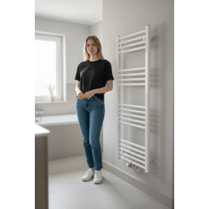 Weißer Kreabad Badheizkörper 1400x400, glänzend, mit Rundrohr Design und Mittelanschluss im Badezimmer als Handtuchwärmer.