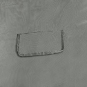 Detailaufnahme: Graue Schutzhülle für Loungemöbel mit Belüftungsfenster.