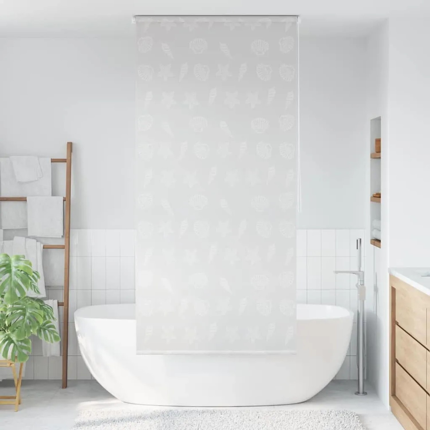 Weißes Duschrollo 80x240 cm mit Seesternmuster über Badewanne im modernen Bad. Wasserfestes EVA.