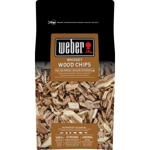 Weber Räucherchips Whiskey im Beutel, geeignet für Holzkohle- und Gasgrills.