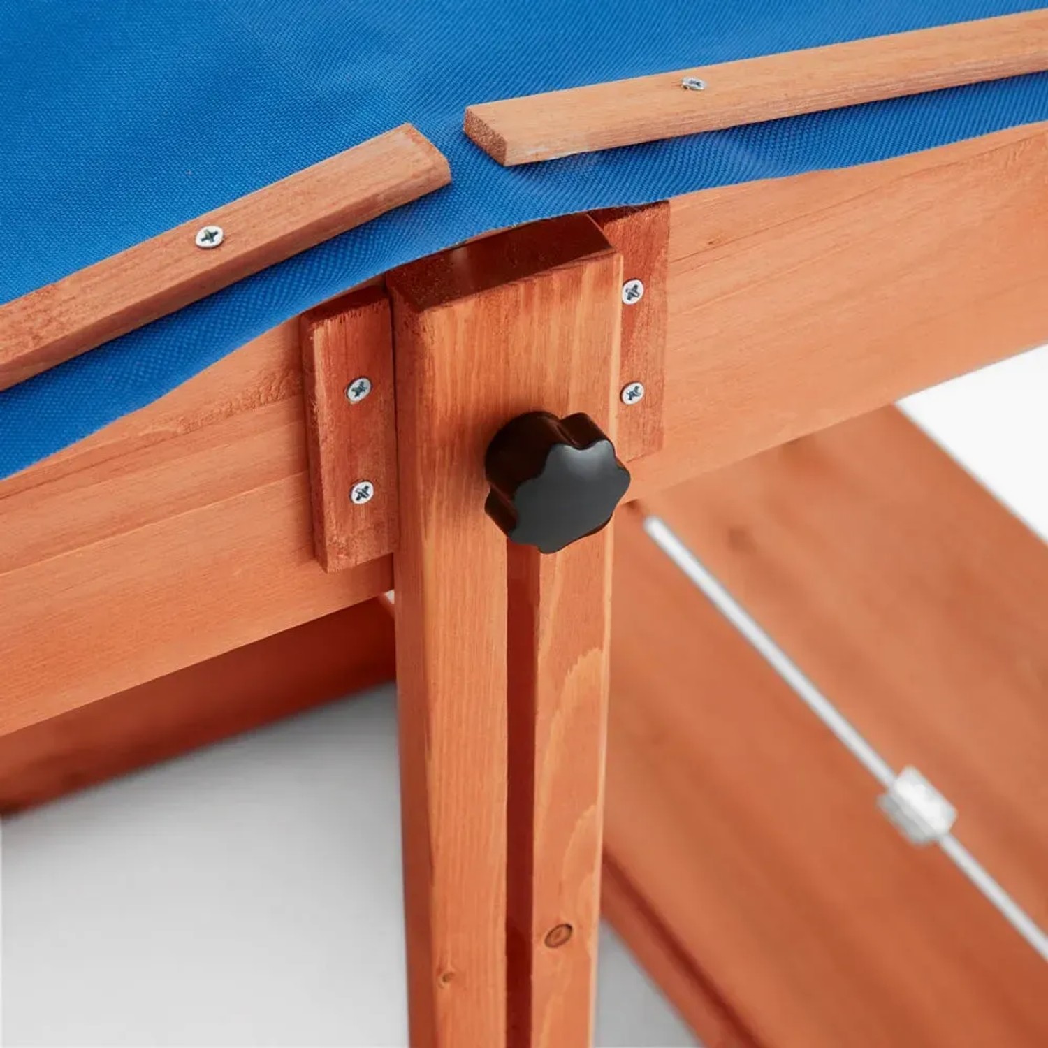 Detailansicht: Home Deluxe Sandkasten mit blauem Dach, Holzrahmen und Verstellmechanismus.
