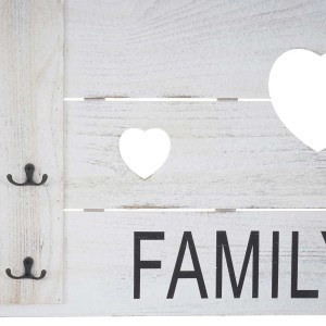 Weiße Wandgarderobe im Shabby-Look mit Haken und Herz-Ausschnitten, Schriftzug FAMILY.