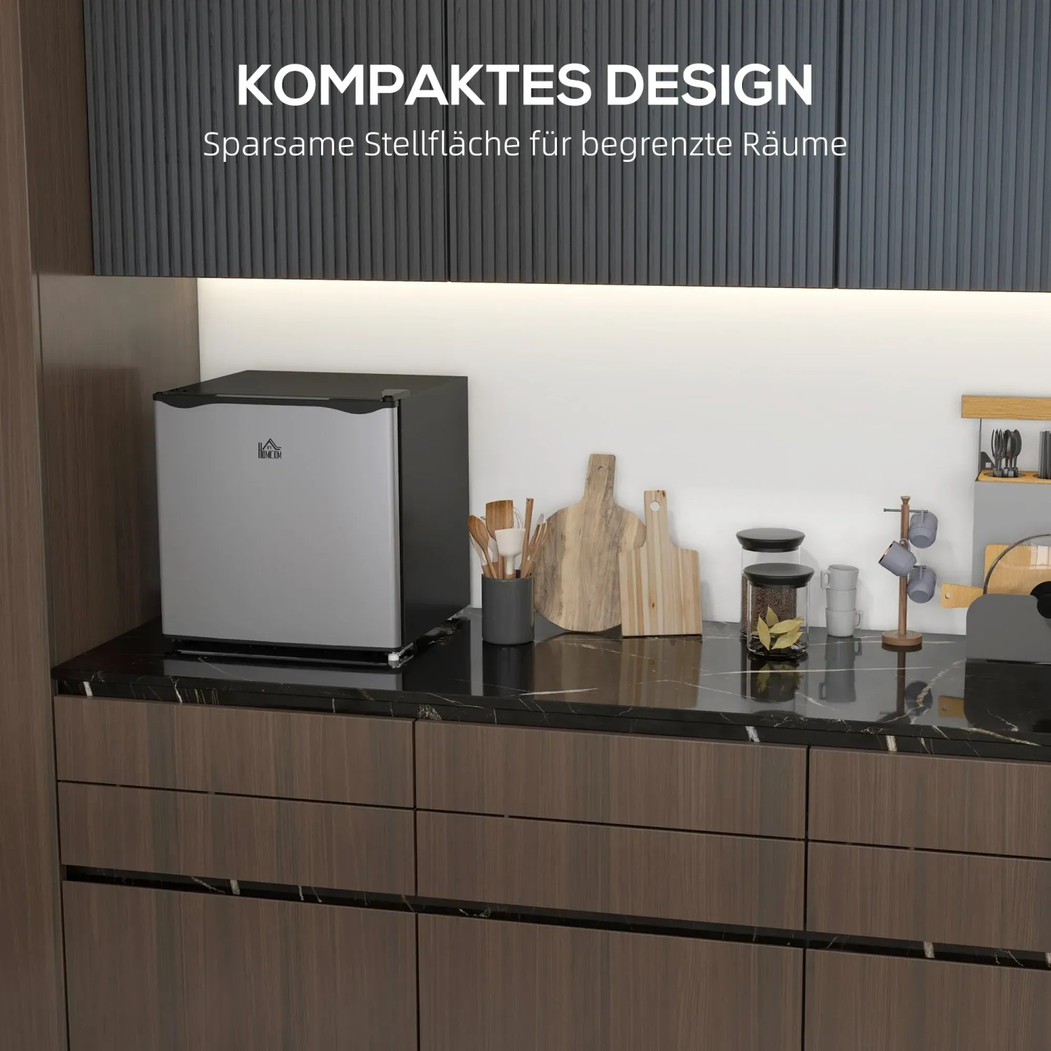 Kompakter, silberner HOMCOM Mini-Gefrierschrank aus Stahl und Kunststoff in einer Küche.